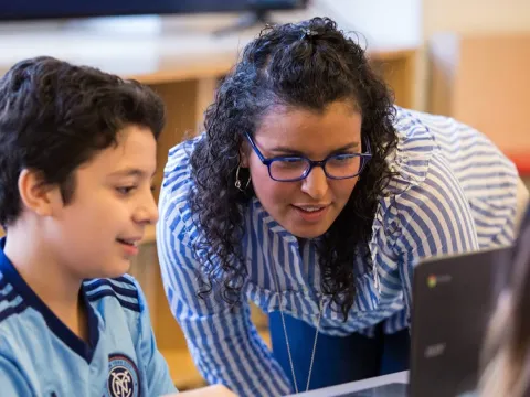 Persona voluntària de Code Club ensenyant programació 