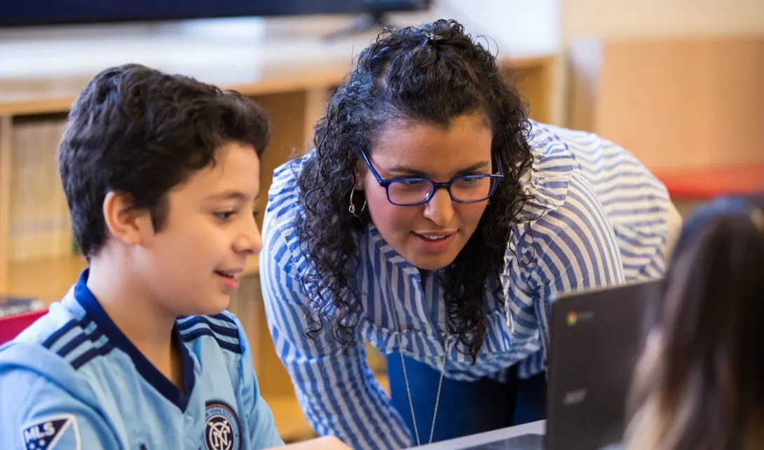 Persona voluntària de Code Club ensenyant programació
